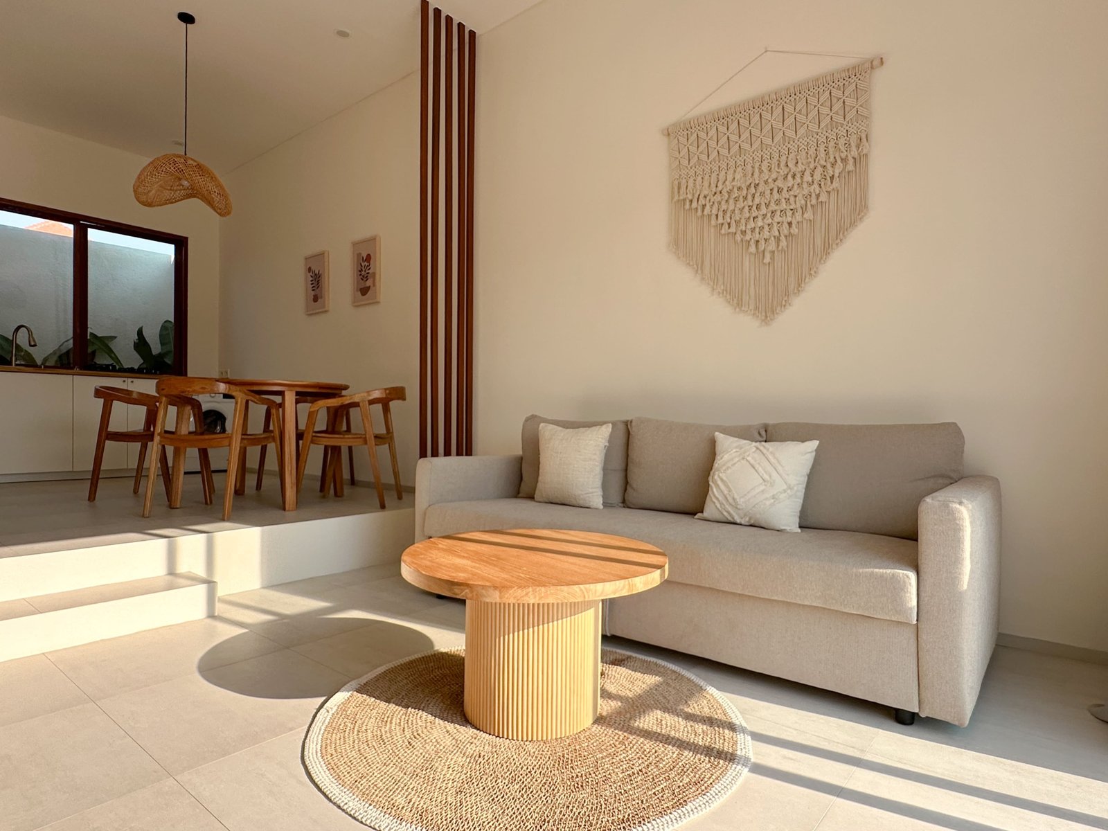 Salon and kitchen (1)