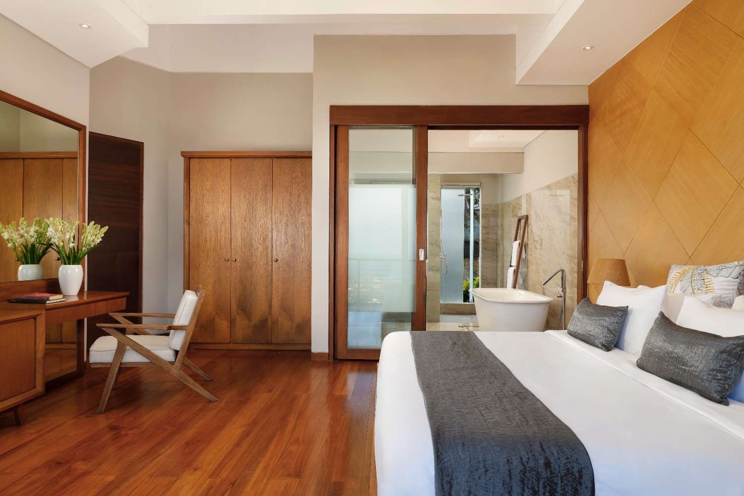 MASTER BEDROOM.-100kb